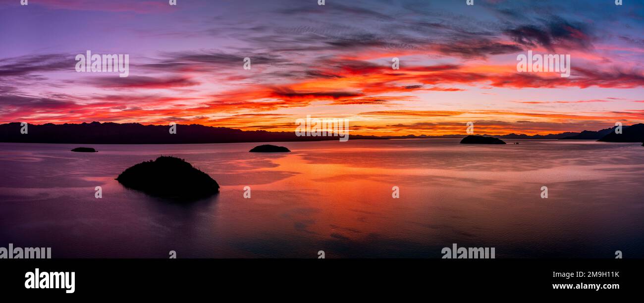 Vue sur la mer au coucher du soleil, Concepcion Bay, Baja California sur, Mexique Banque D'Images