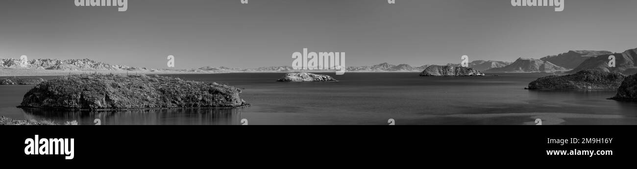 Paysage marin noir et blanc sous ciel clair, Concepcion Bay, Baja California sur, Mexique Banque D'Images