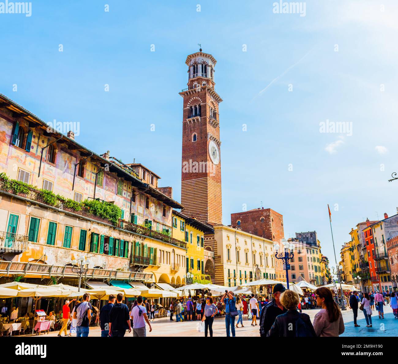 VÉRONE, ITALIE - 26 SEPTEMBRE 2019 : Piazza delle Erbe (place du marché) est une place de Vérone, Italie. Tour Lamberti et colonne de San Marco. Banque D'Images