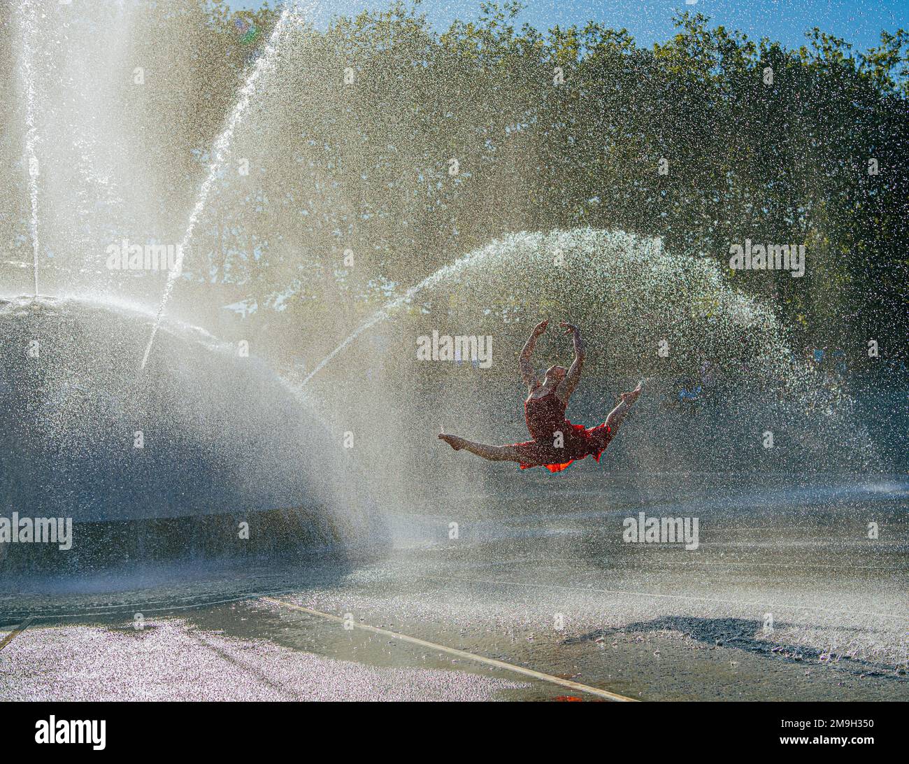 Danseuse de ballet en robe rouge dansant à la fontaine, fontaine internationale, Seattle, État de Washington, États-Unis Banque D'Images