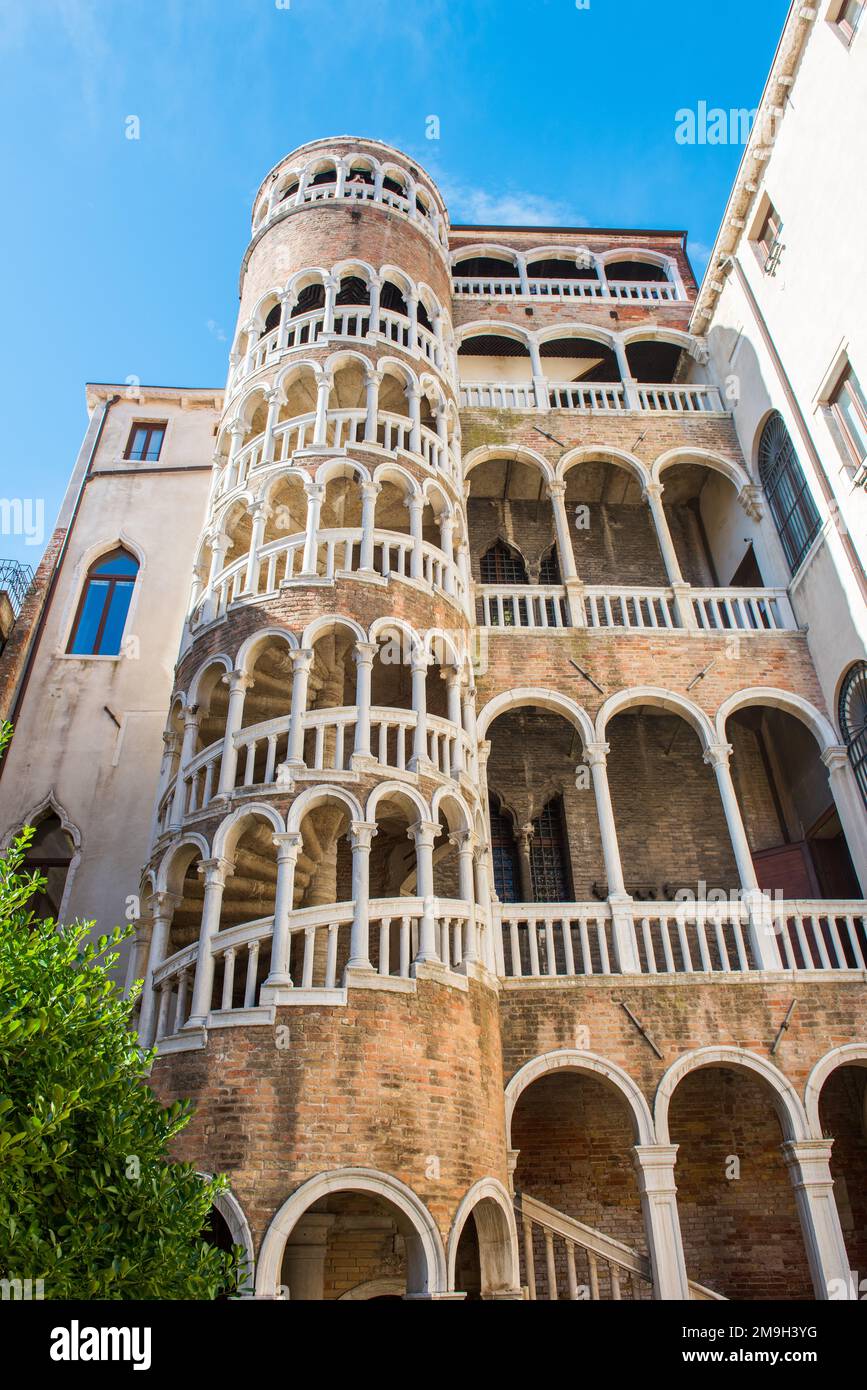 Scala Contarini del Bovolo (Palazzo Contarini del Bovolo) à Venise. Le Palazzo Contarini del Bovolo est un petit palais connu avec des escaliers en spirale. Banque D'Images
