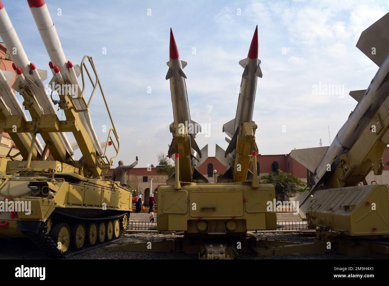 Le Caire, Egypte, 7 janvier 2023: SAM 2 missiles de l'URSS élevés sur la surface du camion au missile de défense aérienne sa-2 1970 du museuu militaire national égyptien Banque D'Images