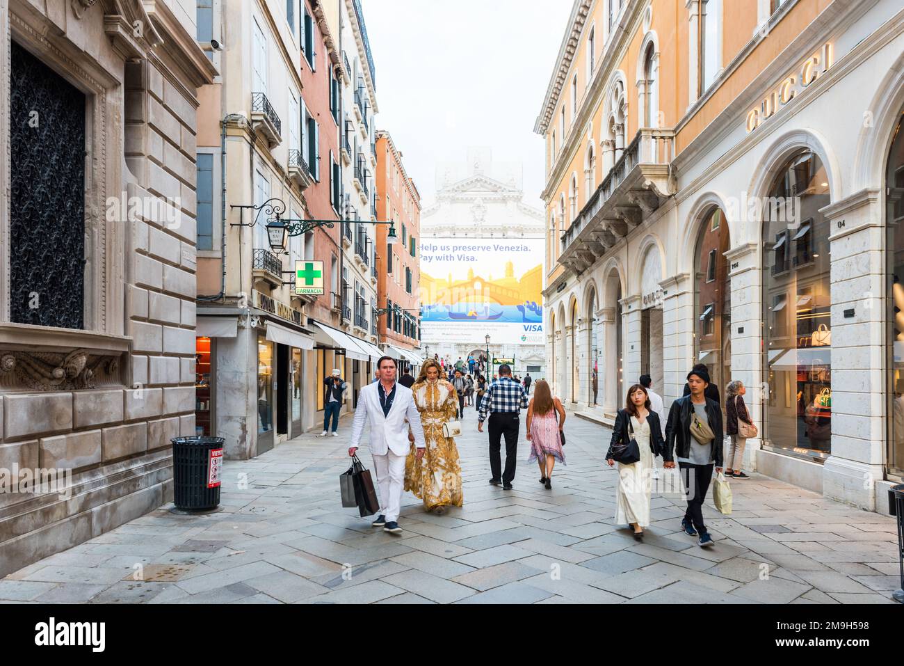 VENISE, ITALIE - 24 SEPTEMBRE 2019 : rue de la mode et des boutiques (Calle Larga XXII Marzo) à Venise. Banque D'Images