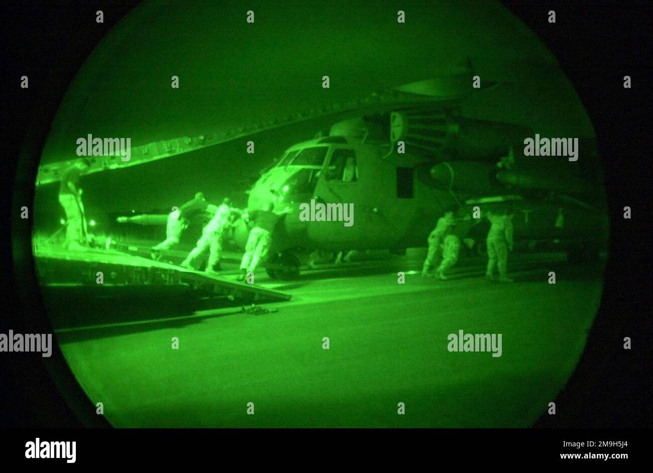 Les membres de l'escadre des opérations spéciales (ÉT) de 16th déchargent un hélicoptère MH-53J Pave Low d'un C-17 Globemaster III, à l'appui de l'opération ENDURING FREEDOM. Sujet opération/série: LIBERTÉ DURABLE pays: Scène inconnue Grand commandement illustré: AFSOC Banque D'Images