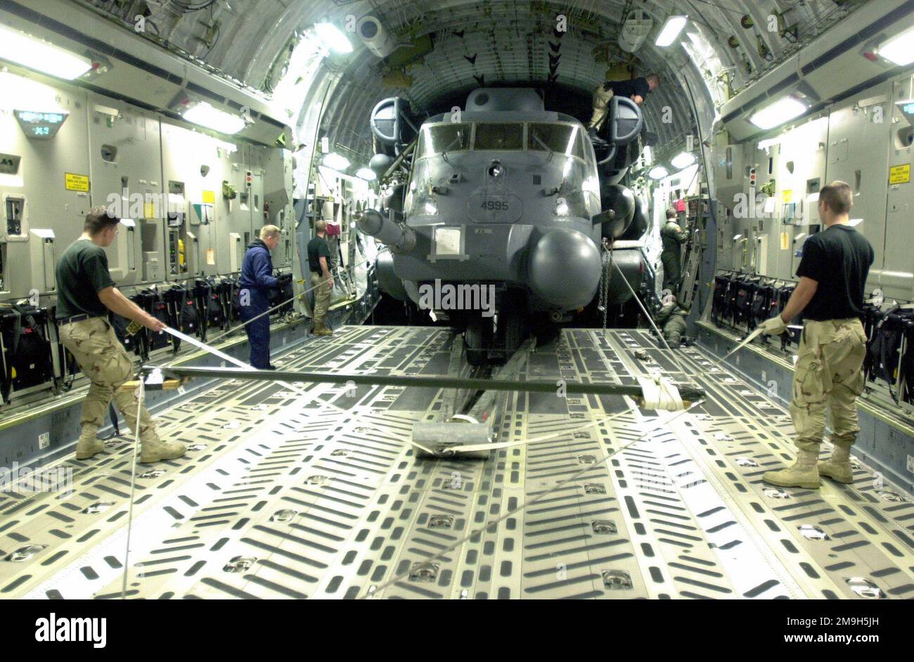 Les membres de l'escadre des opérations spéciales (ÉT) de 16th déchargent un hélicoptère MH-53J Pave Low d'un C-17 Globemaster III, à l'appui de l'opération ENDURING FREEDOM. Sujet opération/série: LIBERTÉ DURABLE pays: Scène inconnue Grand commandement illustré: AFSOC Banque D'Images