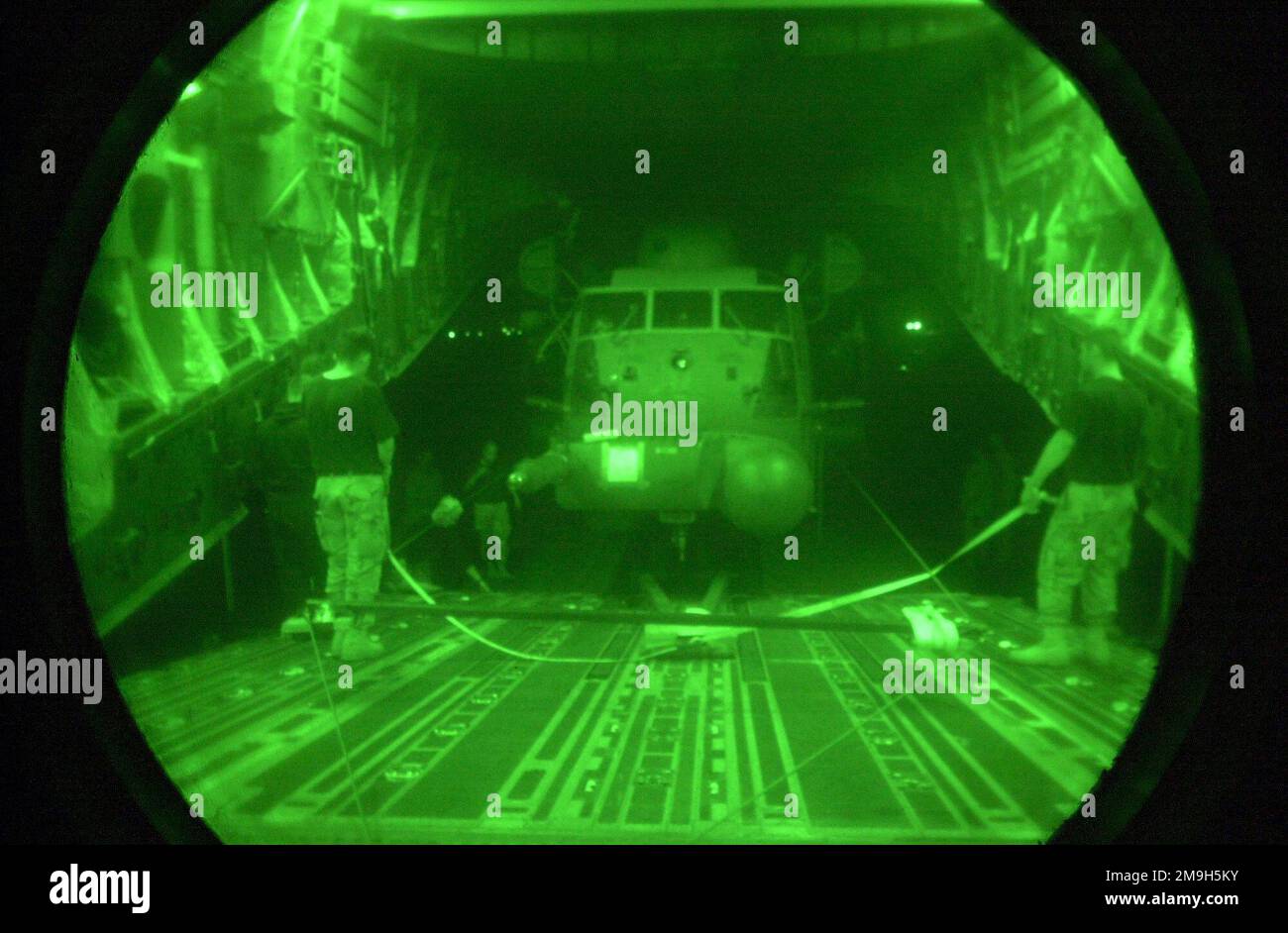Les membres de l'escadre des opérations spéciales (ÉT) de 16th déchargent un hélicoptère MH-53J Pave Low d'un C-17 Globemaster III, à l'appui de l'opération ENDURING FREEDOM. Sujet opération/série: LIBERTÉ DURABLE pays: Scène inconnue Grand commandement illustré: AFSOC Banque D'Images