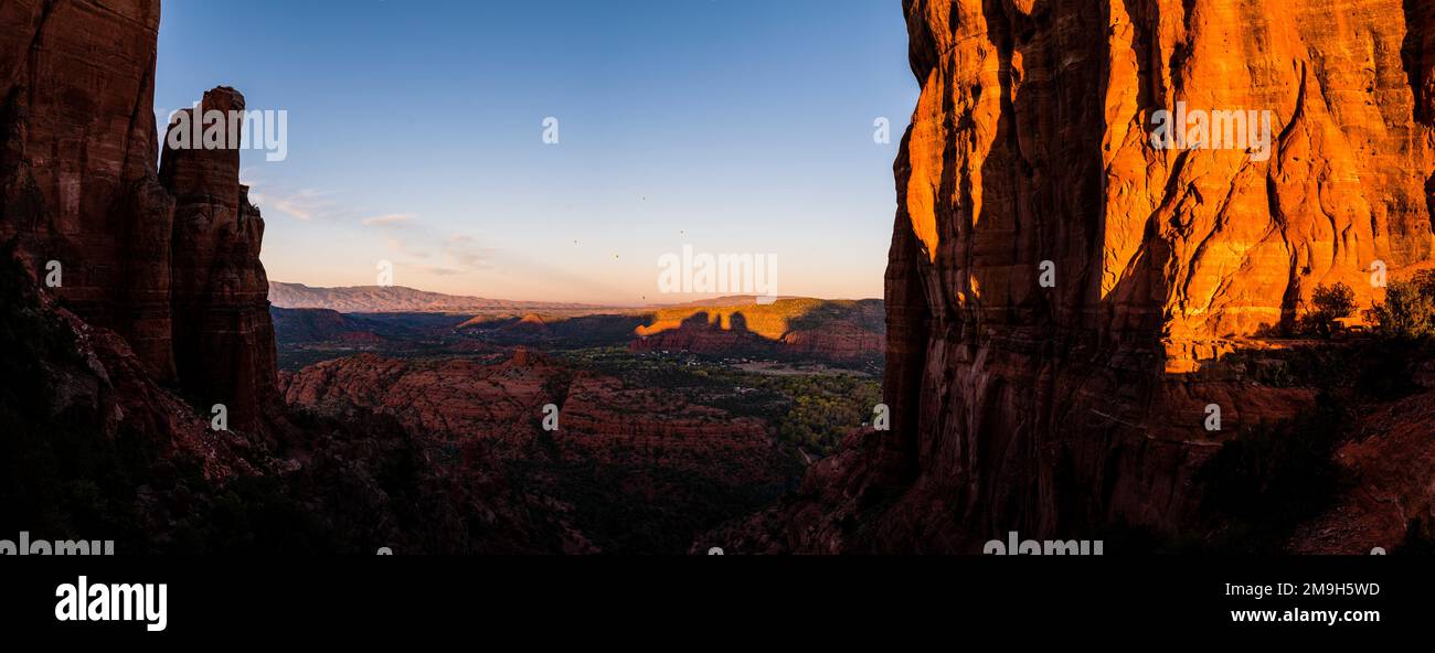 Paysage avec Cathedral Rock butte dans le désert au coucher du soleil, Sedona, Arizona, États-Unis Banque D'Images