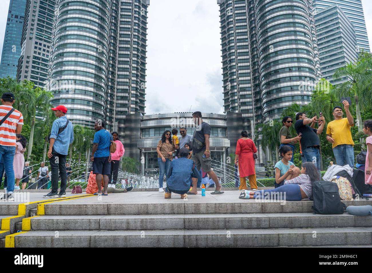 Kuala Lumpur, Malaisie - 15 décembre 2022 - touristes prenant des photos à Petronas Twom Towers Banque D'Images Kuala Lumpur, Malaisie - 15 décembre 2022 - touristes prenant des photos à Petronas Twom Towers Banque D'Images