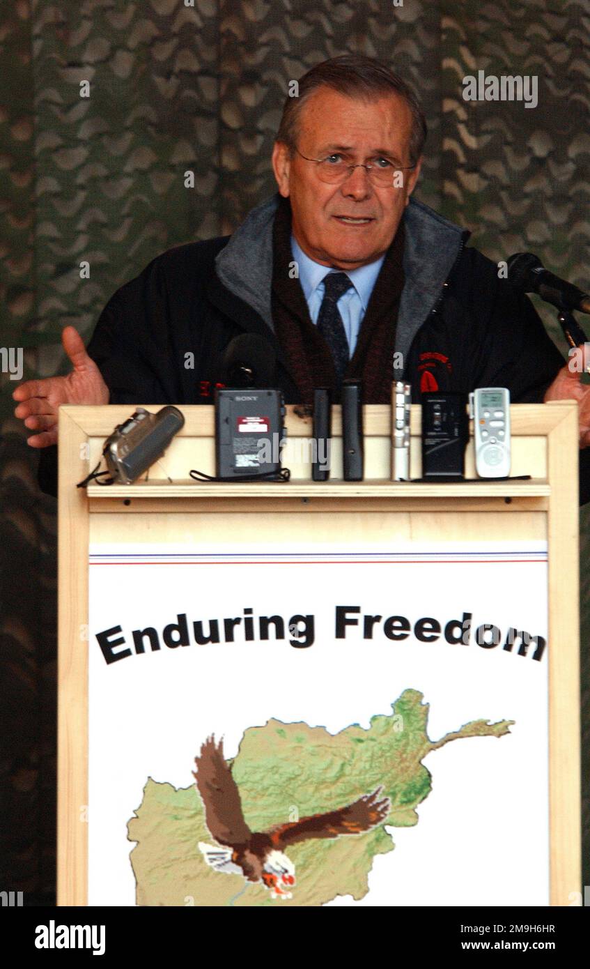 L'honorable Donald H. Rumsfeld, États-Unis Le Secrétaire à la défense s'adresse aux membres du camp de la liberté de Stronghold, en Ouzbékistan, au cours de l'opération liberté immuable. (É.-U. Photo de la Force aérienne par LE PERSONNEL SGT. Steven Pearsall) (publié). L'honorable Donald H. Rumsfeld, États-Unis Le Secrétaire à la défense s'adresse aux membres du camp de la liberté de Stronghold, en Ouzbékistan, au cours de l'opération liberté immuable. (É.-U. Photo de la Force aérienne par le sergent d'état-major Steven Pearsall) (publiée) Banque D'Images