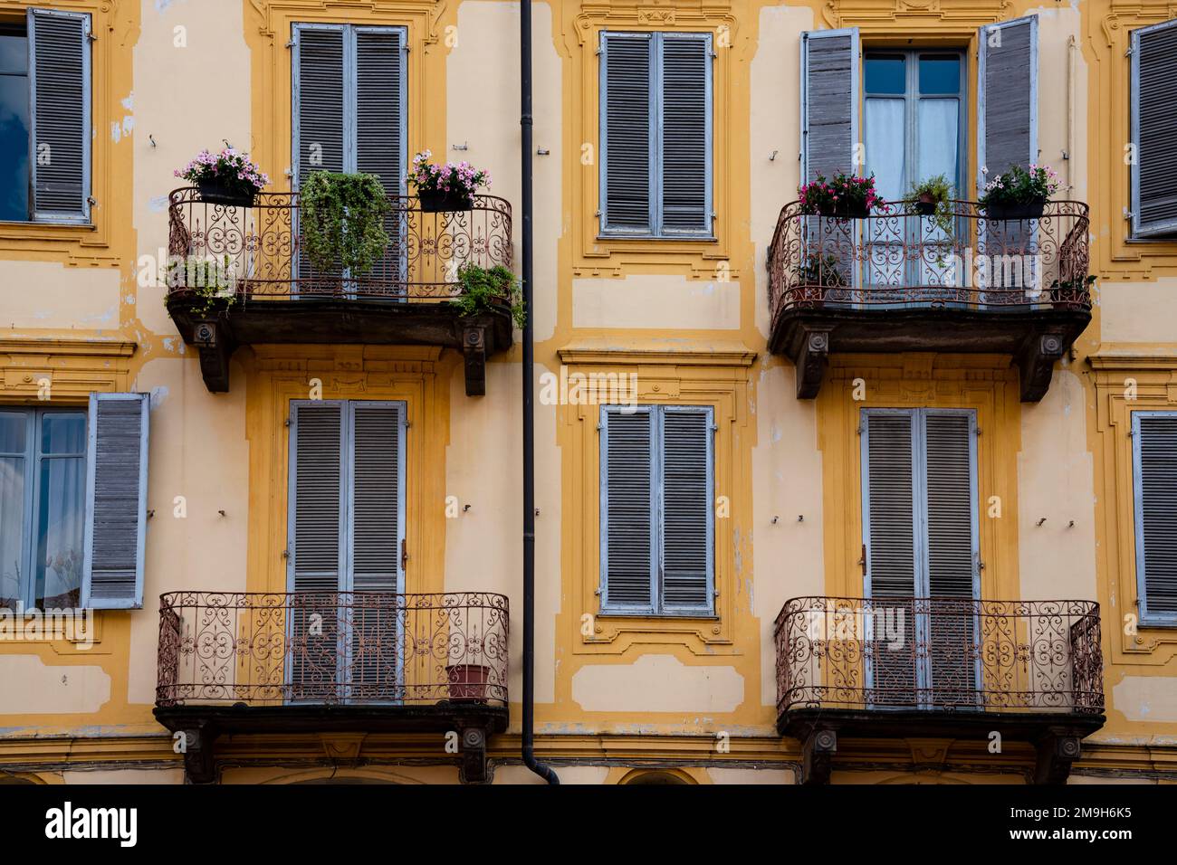 Façade de bâtiment avec balcons, Alba, Piémont, Italie Banque D'Images