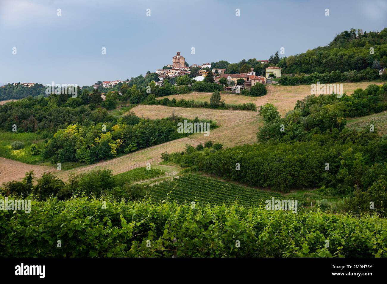 Paysage pittoresque avec ville sur colline, Ottiglio, Piémont, Italie Banque D'Images