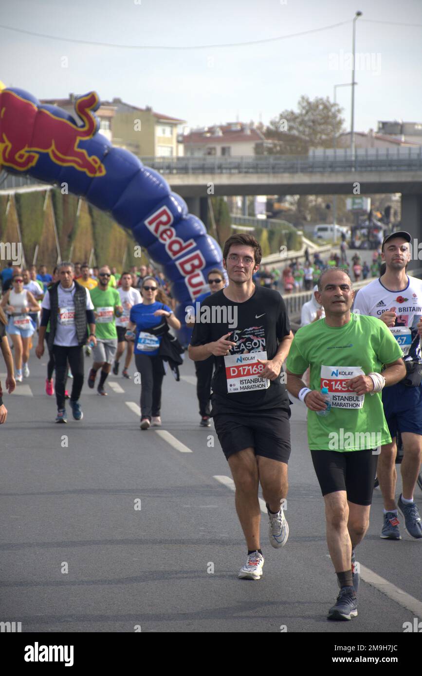 Une photo verticale des personnes participant au Marathon d'Istanbul 2022 pendant la journée Banque D'Images Une photo verticale des personnes participant au Marathon d'Istanbul 2022 pendant la journée Banque D'Images
