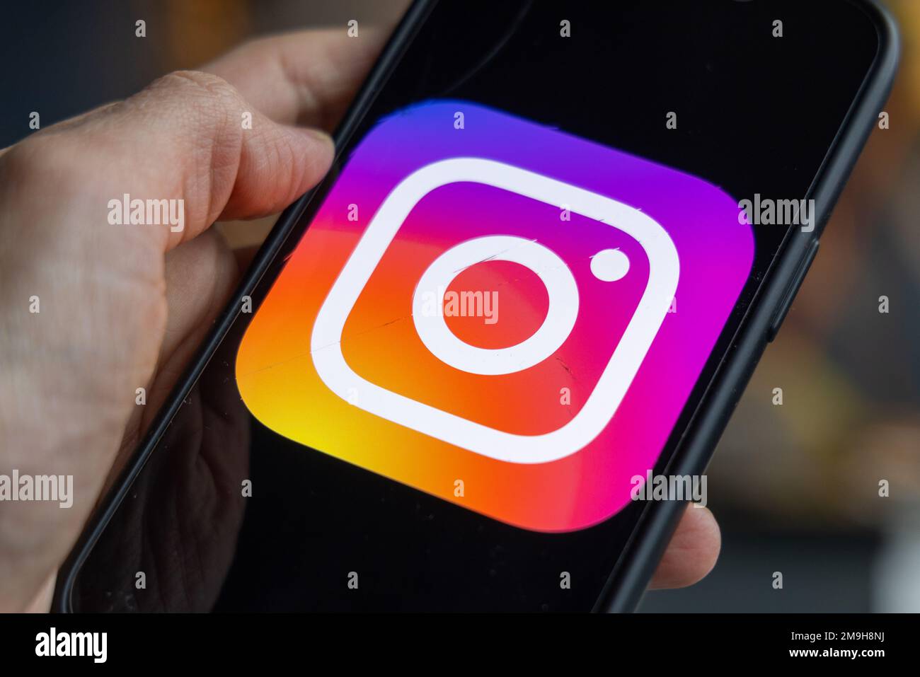 Main tenant un smartphone avec une icône Instagram à l'écran. IPhone avec  le logo d'une application de médias sociaux. Amsterdam, pays-Bas 2023.01.01  Photo Stock - Alamy