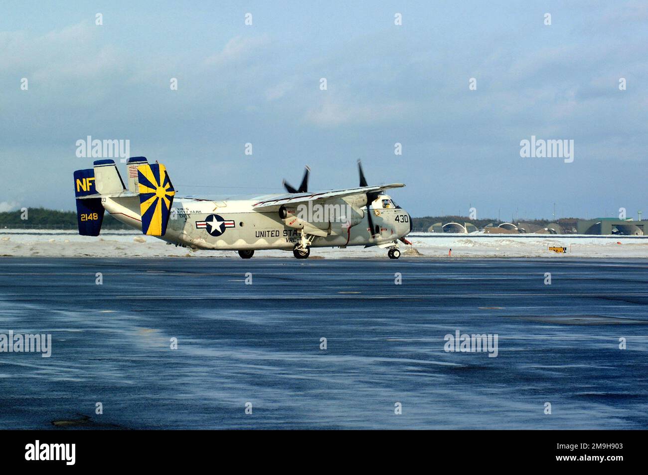 Un avion C-2A Greyhound de la Marine américaine (USN), transporteur à bord (COD) affecté à la 5e Escadre aérienne du transporteur (CVW-5), Escadron de soutien logistique de la flotte 30 (VRC-30), descend la piste après l'atterrissage à Misawa, base aérienne (AB), Japon. (Dupliquer l'image, voir également DNSD0316969 ou rechercher 020116N8726C001). Base: Misawa Air base pays: Japon (JPN) Banque D'Images