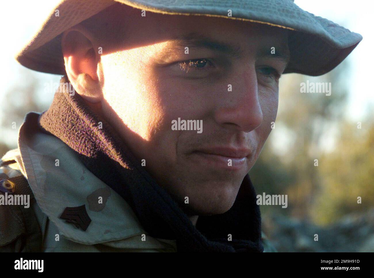 Portrait du Sergent Ryan Ross, USMC, membre du peloton d’ingénieur, 26th Groupe de soutien du service maritime, 26th unité expéditionnaire maritime (capacité d’opérations spéciales) Garde debout à la porte d’entrée de la base opérationnelle avant située à l’aéroport international de Kandahar, Kandahar (Afghanistan), pendant L’OPÉRATION ENDURING FREEDOM. Objet opération/série: BASE DE LIBERTÉ DURABLE: Aéroport international de Kandahar pays: Afghanistan (AFG) scène Major Command montré: 26th MEU (SOC) Banque D'Images