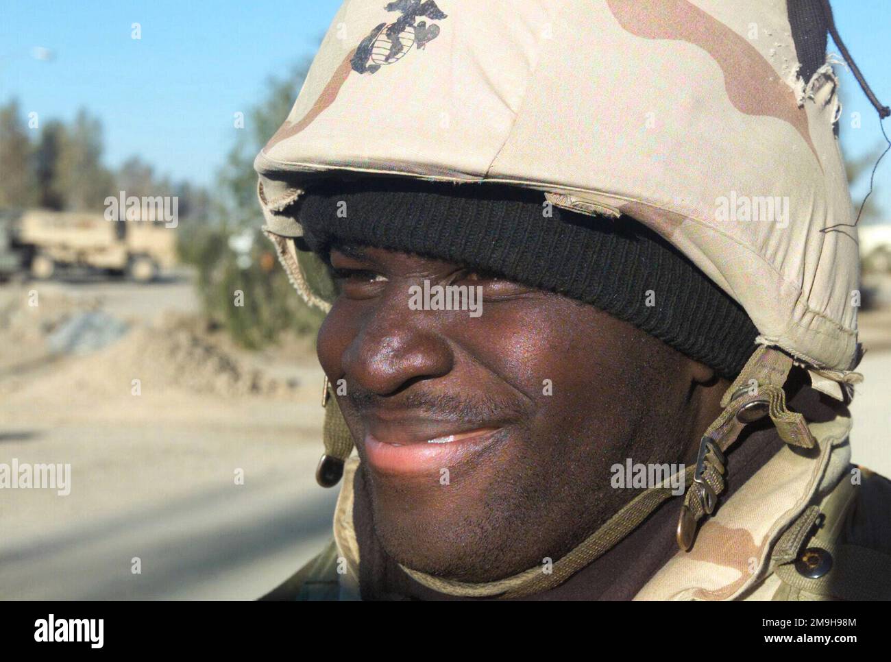 Portrait du Caporal Markeath Evans, USMC, membre du peloton d’ingénieur, 26th Groupe de soutien des services maritimes, 26th unité expéditionnaire maritime (capacité d’opérations spéciales) Garde debout à la porte d’entrée de la base opérationnelle avant située à l’aéroport international de Kandahar, Kandahar, Afghanistan, pendant L’OPÉRATION ENDURING FREEDOM. Objet opération/série: BASE DE LIBERTÉ DURABLE: Aéroport international de Kandahar pays: Afghanistan (AFG) scène Major Command montré: 26th MEU (SOC) Banque D'Images