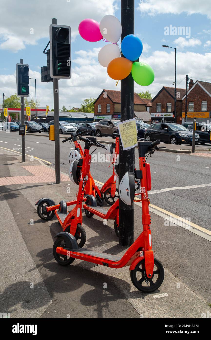 Slough, Royaume-Uni. 10th juin 2022. Le programme de location d'essai de trottinettes à Slough, géré par la société Neurone Mobility, a été prolongé de deux ans. Les trottinettes orange sont populaires, cependant, les e-trottinettes en général ont été critiquées car certains utilisateurs se mettent à la vitesse sur les trottoirs et les routes avec eux causant des accidents. On a également signalé que certains utilisateurs étaient sous l'influence de l'alcool lorsqu'ils les consomment, en particulier la nuit. Crédit : Maureen McLean/Alay Banque D'Images