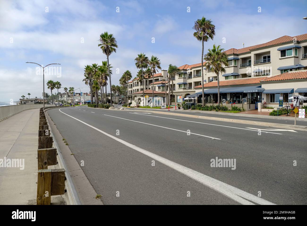 Vue sur la ville avec route, palmiers et maisons, Carlsbad Boulevard, Carlsbad, Californie, Etats-Unis Banque D'Images