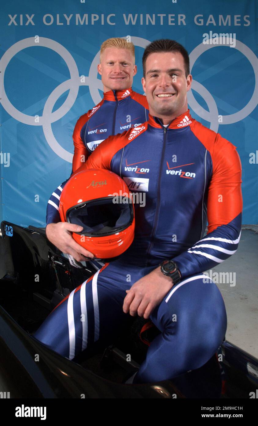 Athlètes de classe mondiale, SPÉCIALISTE (E-4) Douglas Sharp, États-Unis, arrière, et SPÉCIALISTE (E-4) Michael Kohn, États-Unis, posant avec un bobsleigh de quatre hommes. Le SPC Sharp et le SPC Kohn participeront aux XIX JEUX OLYMPIQUES D'HIVER au parc olympique de l'Utah à Park City, Utah, pendant les matchs de 2002. Sujet opération/série: XIX JEUX OLYMPIQUES D'HIVER base: Salt Lake City État: Utah (UT) pays: Etats-Unis d'Amérique (USA) Banque D'Images