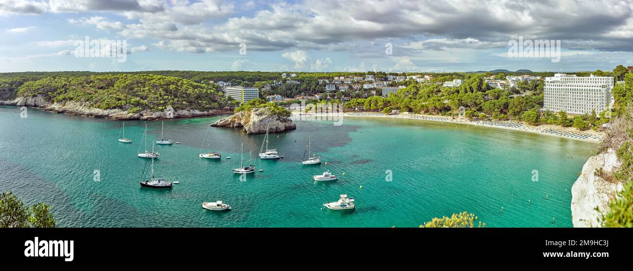 Vue aérienne des bateaux ancrés, du littoral et de la mer, Cala Galdana, Minorque, Espagne Banque D'Images