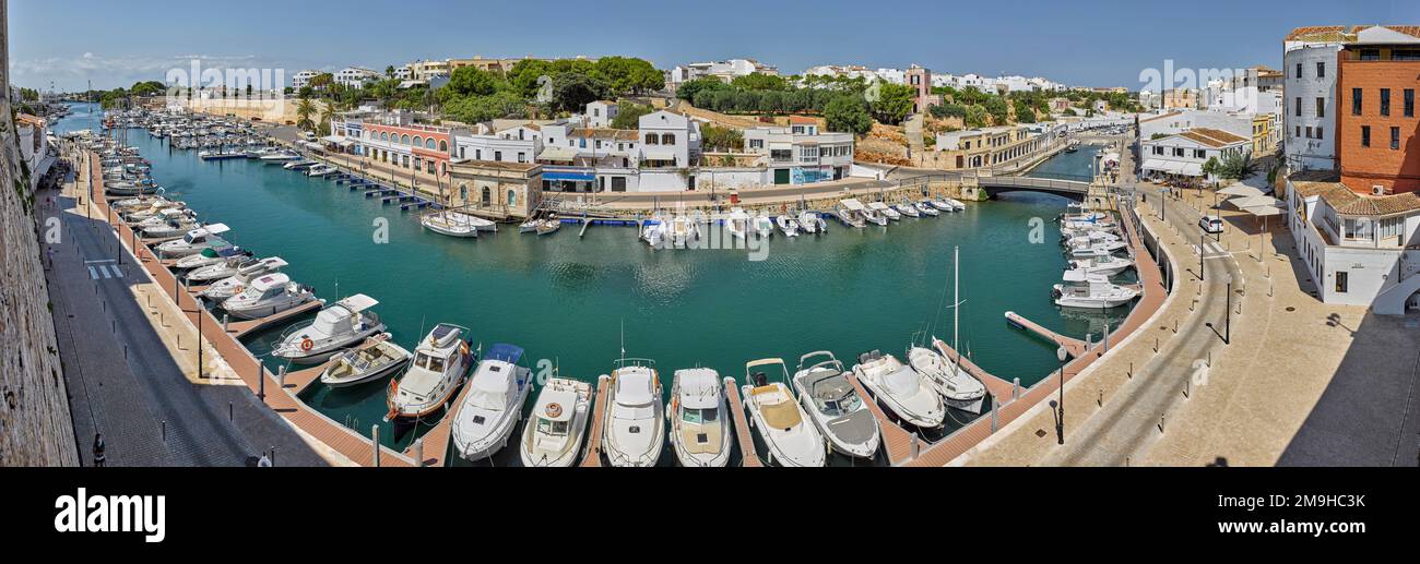 Vue sur les bateaux dans le vieux port de Ciutadella, Minorque, Espagne Banque D'Images