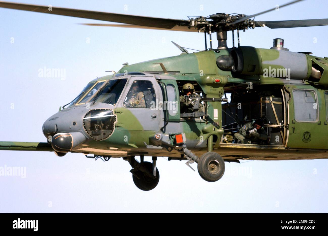 Un hélicoptère HH-60G Pave Hawk, 66th Rescue Squadron (RS), Nellis AFB (Nevada), fournit une couverture aérienne avec des mitrailleuses de 7,62 mm M134 Gatling, tandis qu'un deuxième hélicoptère sauve un pilote abattu au cours d'une démonstration de la puissance de feu Capstone au champ aérien auxiliaire de la Force aérienne d'Indian Springs. Il s'agit d'une démonstration trimestrielle de la puissance de feu aérienne et de la manière dont elle peut être appliquée au champ de bataille. (Dupliquer l'image, voir également DFSD0406879 ou rechercher 020208F1789V050). Base: Indian Springs Auxiliary Field État: Nevada (NV) pays: Etats-Unis d'Amérique (USA) Banque D'Images