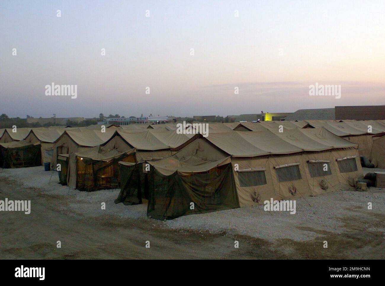 Des rangées de tentes constituent la ville de tentes pour les membres du service américain qui fournissent un soutien aérien à une base opérationnelle avant pendant l'opération ENDURING FREEDOM. Sujet opération/série: LIBERTÉ DURABLE pays: Inconnu Banque D'Images
