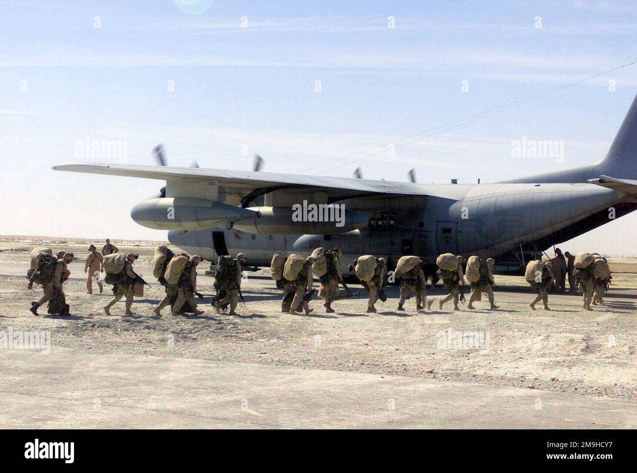 Les Marines de l'unité expéditionnaire maritime 26th (capacité d'opérations spéciales) (MEU (SOC)) sont à bord de l'arrière d'un KC-130/R avec des moteurs provenant de l'escadron de transport aérien maritime Refueler-252 (VMGR-252). Il est situé à une base opérationnelle avant et se prépare maintenant à un vol de retour à Kandahar, en Afghanistan, à l'appui de l'opération ENDURING FREEDOM. Sujet opération/série: LIBERTÉ DURABLE pays: Scène inconnue Grand Commandement montré: 26th MEU Banque D'Images