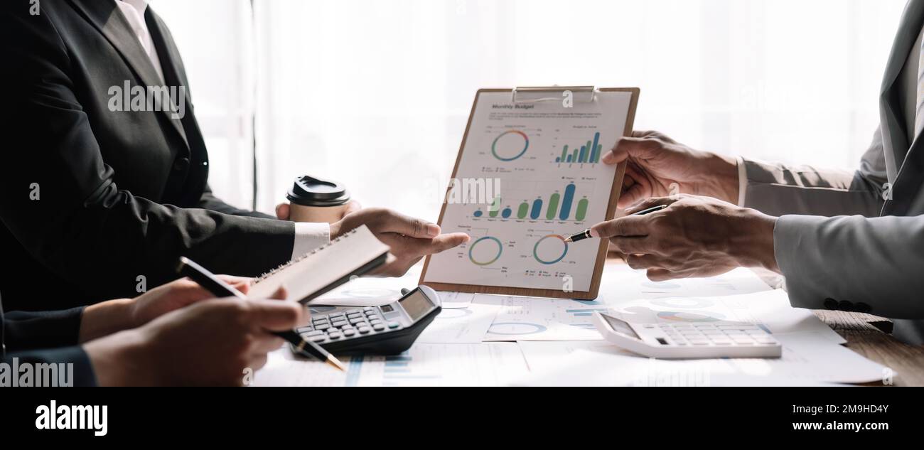 Réunion de l'équipe d'affaires à la conférence, collaboration discutant du travail d'analyse avec les données financières et le projet de stratégie d'affaires de marketing Banque D'Images