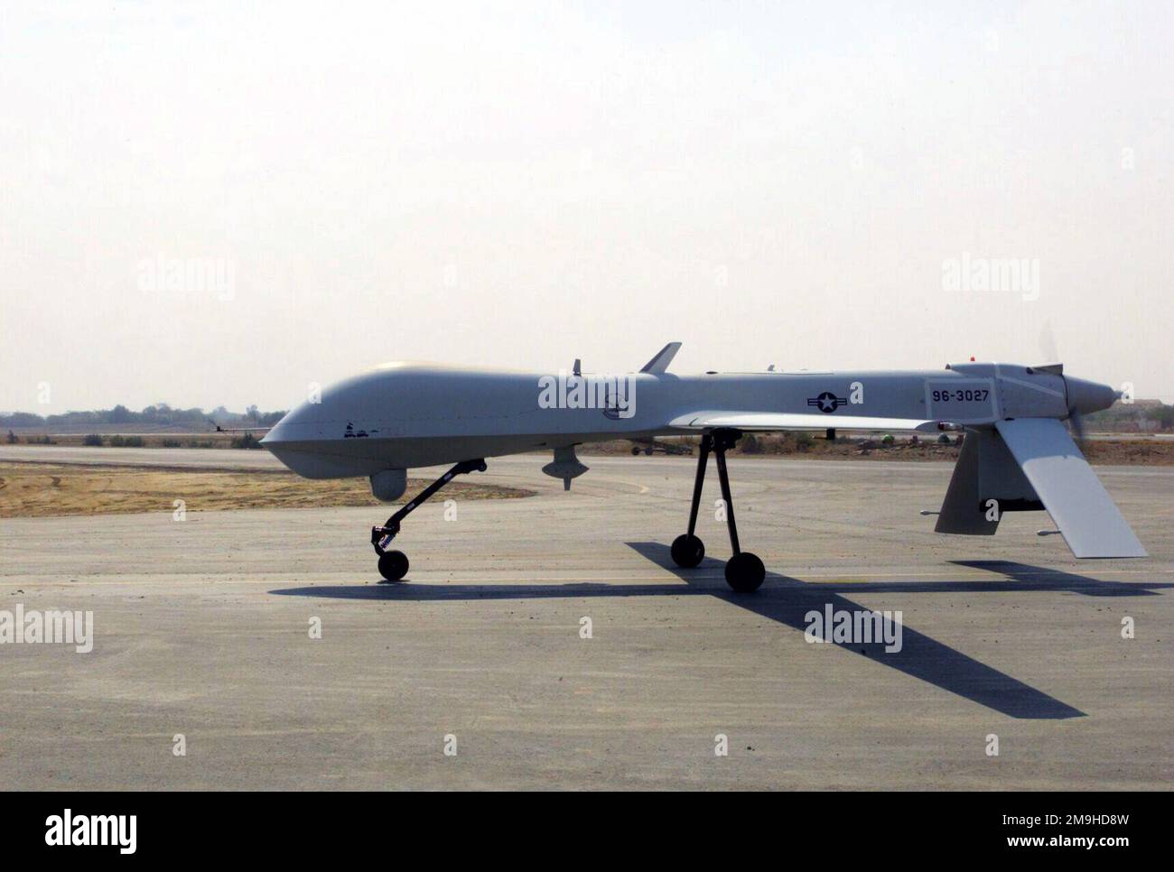 Un Predator RQ-1L du Groupe des opérations de l'escadre 57th, Nellis AFB, Nevada, fait son chemin vers le hangar à une base opérationnelle avant dans une zone DE LIBERTÉ DURABLE. Cet avion vient de rentrer d'un vol au-dessus de l'Afghanistan pour soutenir l'opération ENDURING FREEDOM. Le Predator est un système de véhicule aérien sans pilote de moyenne altitude, de longue durée et utilisé pour la reconnaissance, la surveillance et l'acquisition de cibles. Sujet opération/série: LIBERTÉ DURABLE pays: Scène inconnue Grand Commandement montré: 57th Wing Ops Group Banque D'Images