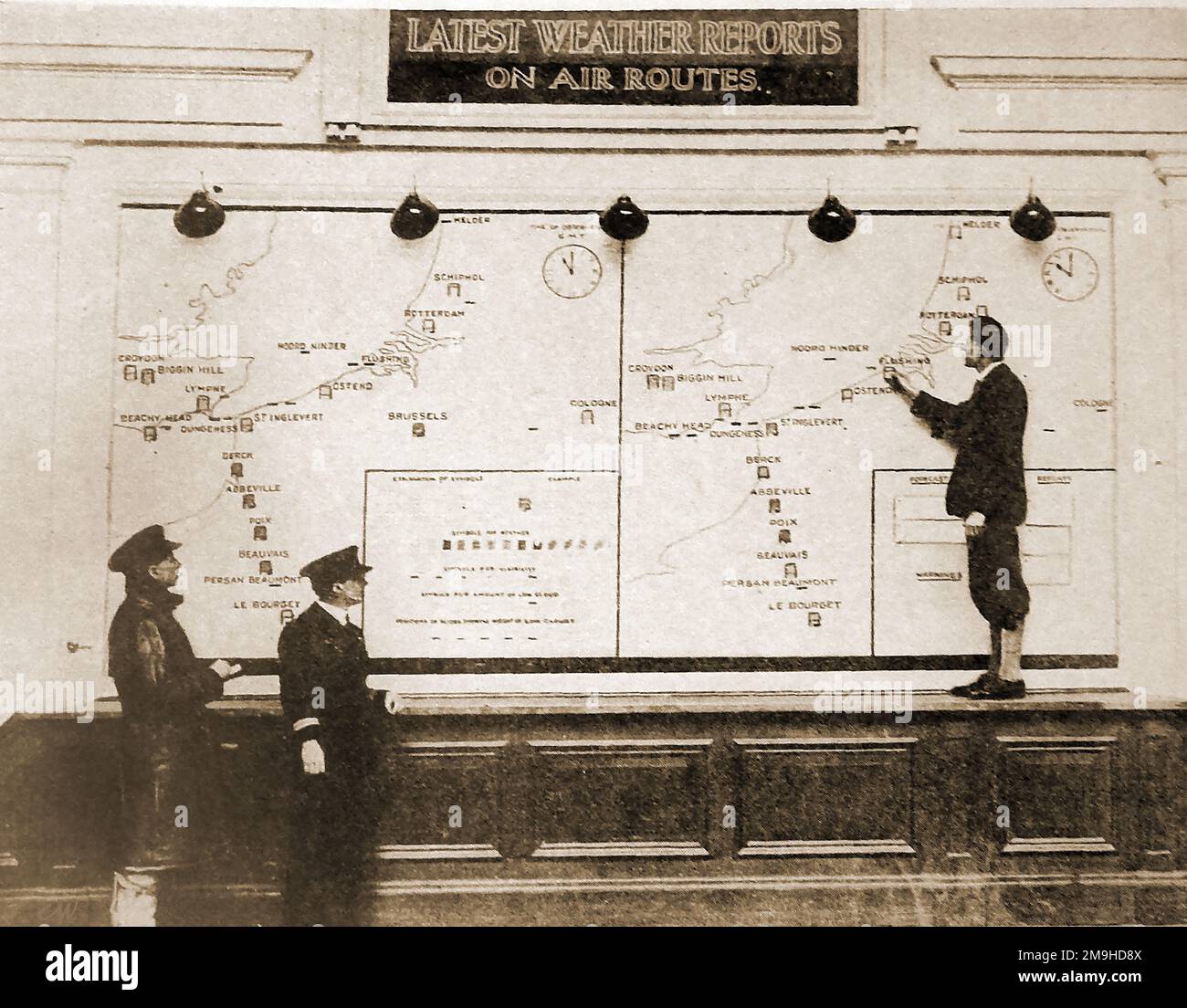 1930 photo d'un fonctionnaire du ministère de l'Air à l'aérodrome de Croydon (aéroport) qui se trouve sur la carte météorologique dans le couloir principal. Banque D'Images