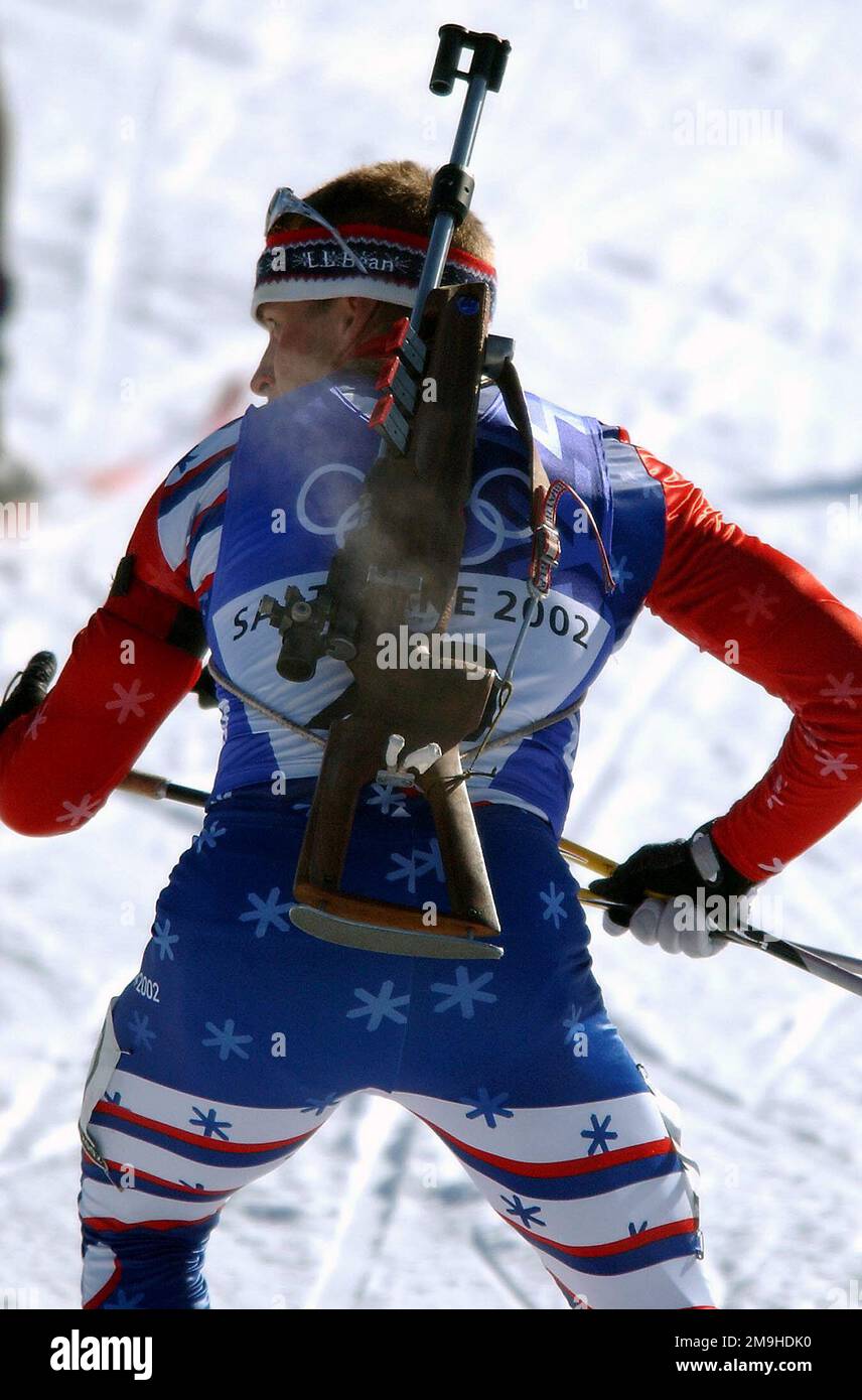 Participant à l'épreuve de biathlon, le Sergent d'athlète de classe mondiale (SGT) Lawton Redman, États-Unis, avec son fusil à action boulonnée de calibre .22, qui s'est lancé sur son dos, se lance aux cibles, Qu'il a manqué trois des cinq, lors de son troisième tour de la course masculine de 12,5km à Soldier Hollow aux Jeux Olympiques d'hiver de 2002. LE SGT Redman a terminé la course 47th dans l'ensemble, 6:24,4 derrière le leader. Sujet opération/série: Jeux OLYMPIQUES D'HIVER de 2002 base: Salt Lake City État: Utah (UT) pays: États-Unis d'Amérique (USA) Banque D'Images