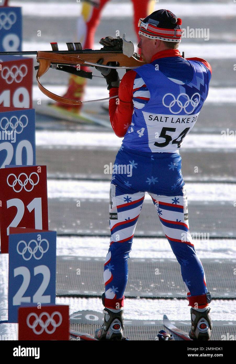En compétition pour le biathlon, le Sergent d'athlète de classe mondiale (SGT) Lawton Redman, États-Unis, avec son fusil à action boulonnée de calibre .22, tire trois des cinq cibles au cours de son troisième tour de la course masculine de 12,5km à Soldier Hollow aux Jeux Olympiques d'hiver de 2002. LE SGT Redman a terminé la course 47th dans l'ensemble, 6:24,4 derrière le leader. Sujet opération/série: Jeux OLYMPIQUES D'HIVER de 2002 base: Salt Lake City État: Utah (UT) pays: États-Unis d'Amérique (USA) Banque D'Images
