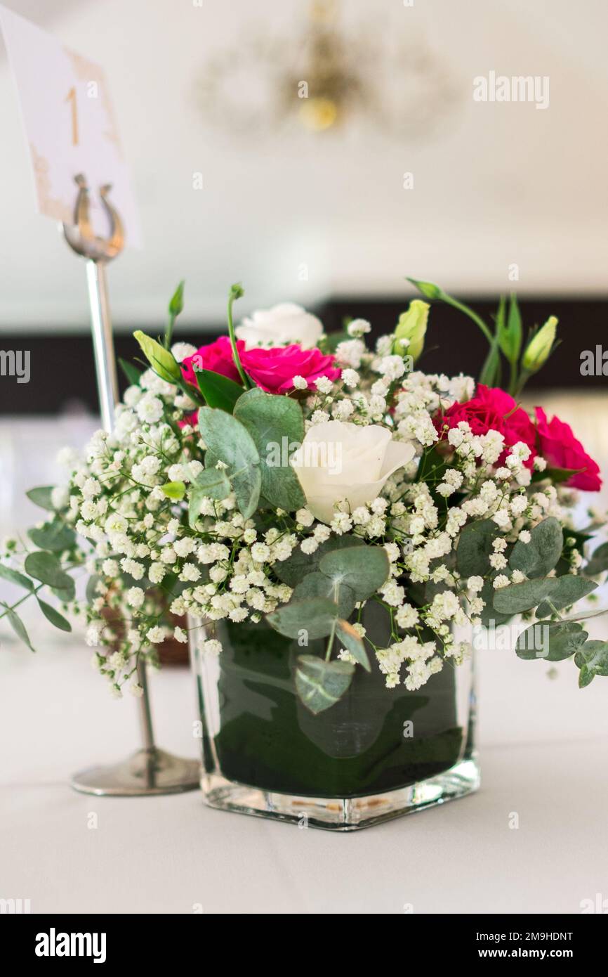 Photo de réception de mariage. Verres et fleurs sur les tables. Banque D'Images