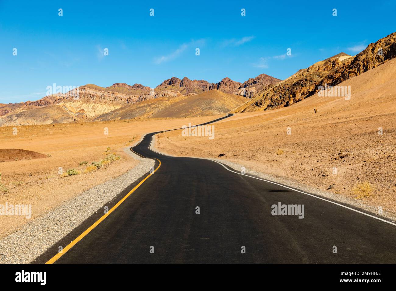 Paysage avec route dans le désert dans le parc national de la Vallée de la mort, Californie, États-Unis Banque D'Images