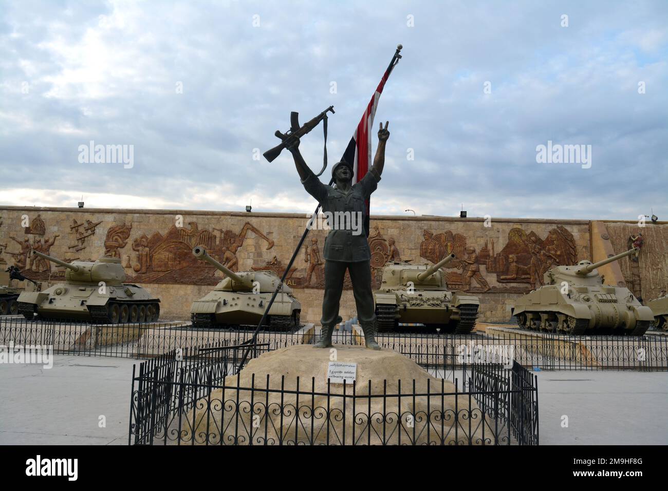 Le Caire, Egypte, 7 janvier 2023: Un soldat égyptien célébrant la victoire devant les chars 1973 guerre avec le drapeau égyptien de la nationale égyptienne militar Banque D'Images