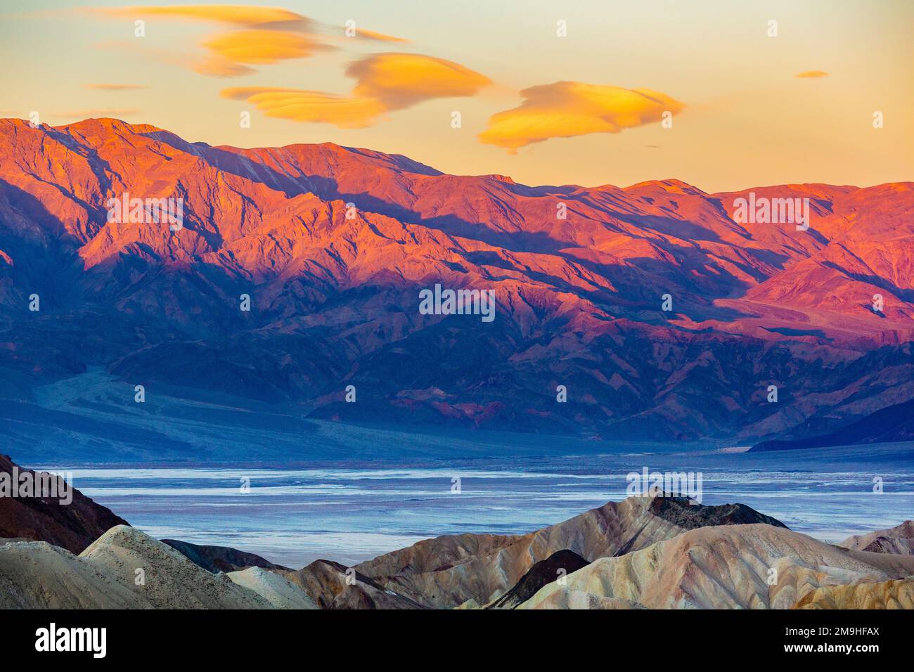 Chaîne de montagnes au coucher du soleil, Zabriskie point, chaîne d'Amaragosa, parc national de la Vallée de la mort, Californie, États-Unis Banque D'Images