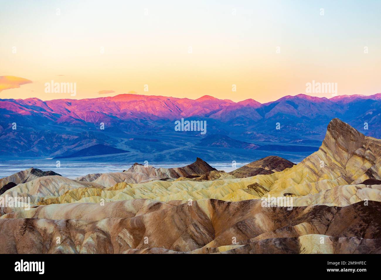Chaîne de montagnes au coucher du soleil, Zabriskie point, chaîne d'Amaragosa, parc national de la Vallée de la mort, Californie, États-Unis Banque D'Images