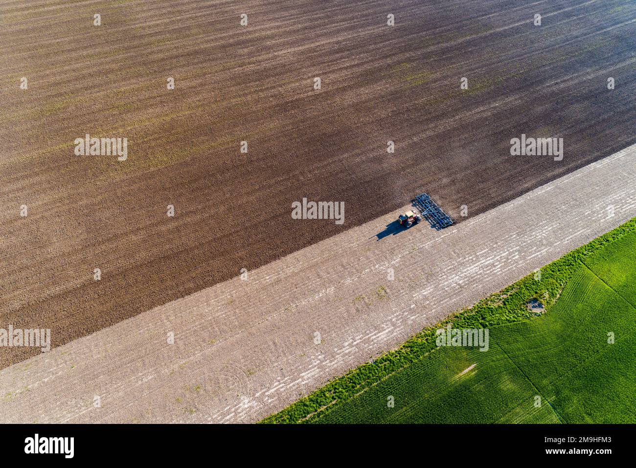 Vue aérienne du sol de travail du tracteur avant la plantation, Marion County, Illinois, États-Unis Banque D'Images