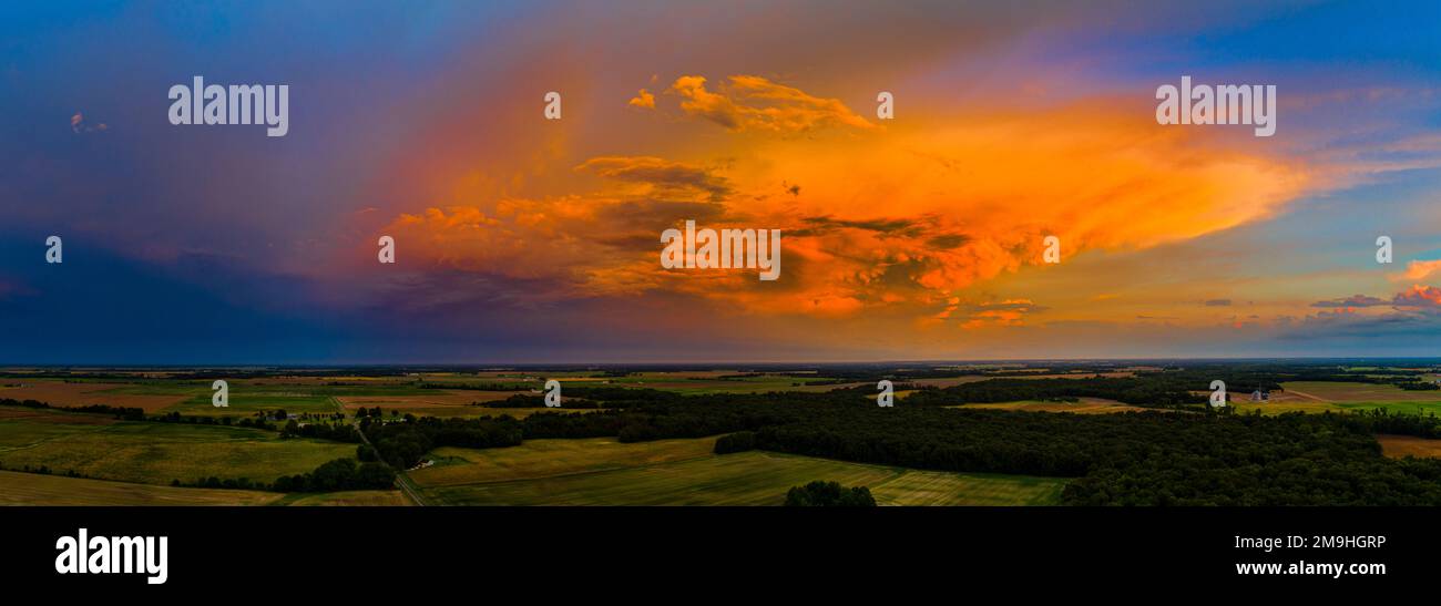Ciel spectaculaire au coucher du soleil au-dessus de la campagne, Marion County, Illinois, États-Unis Banque D'Images