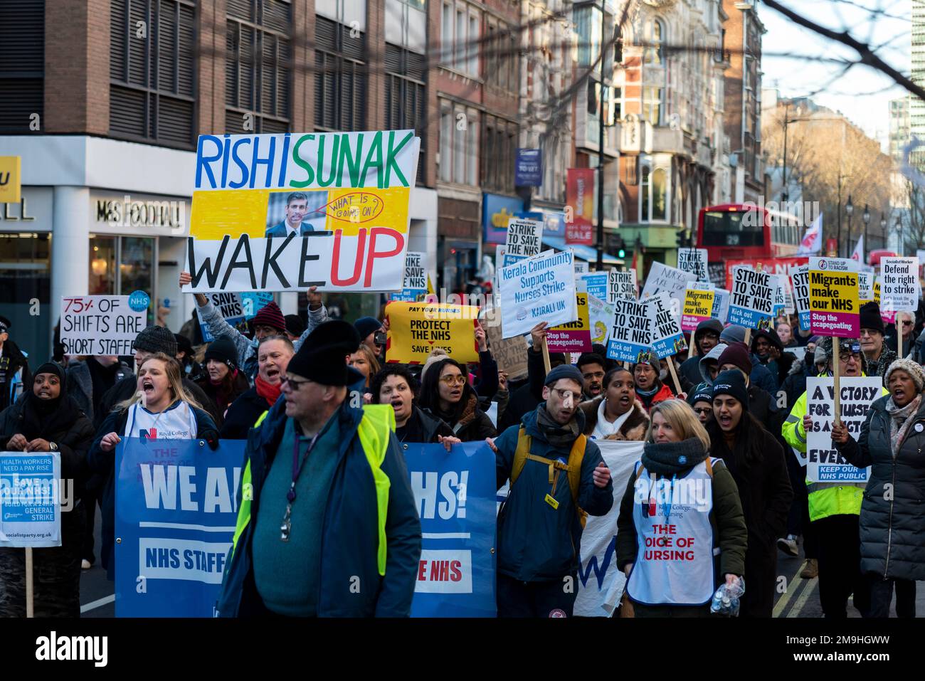 Londres, Royaume-Uni. 18th janvier 2023. Une manifestation et une marche ont lieu pour soutenir les travailleurs de la santé en grève qui demandent une amélioration des salaires et des conditions de travail. Les manifestants se sont rassemblés devant l'UCL et ont défilé jusqu'à Downing Street avec des messages pour le gouvernement Banque D'Images