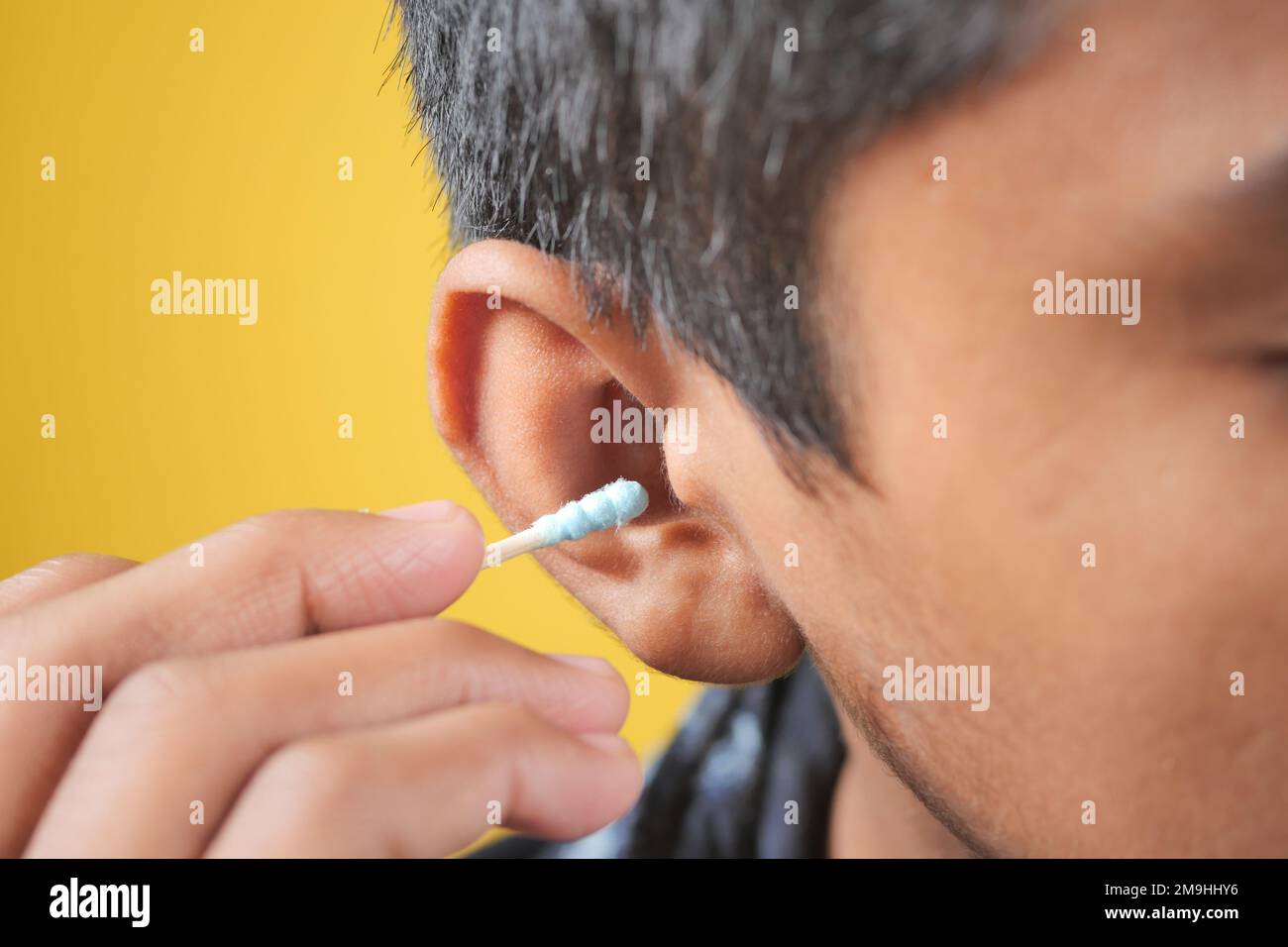 hommes utilisant un contour d'oreille en coton Banque D'Images