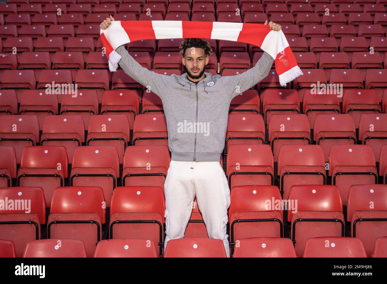 Barry Cotter signe pour Barnsley dans le cadre d'une offre de 3,5 ans à Oakwell, Barnsley, Royaume-Uni, le 18th janvier 2023 (photo de Mark Cosgrove/News Images) Banque D'Images