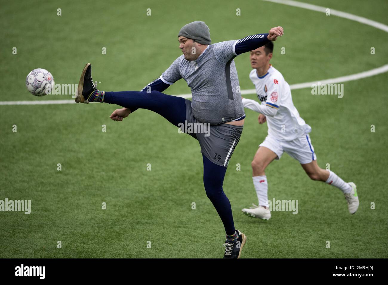 VELSEN-ZUID - Joep Knevel dans un duel avec Ding Liren (Chine) des Tata Steel Masters reçoit le brassard du capitaine lors d'un match de football contre Telstar, dans le cadre du tournoi d'échecs Tata Steel. ANP OLAF KRAAK Banque D'Images