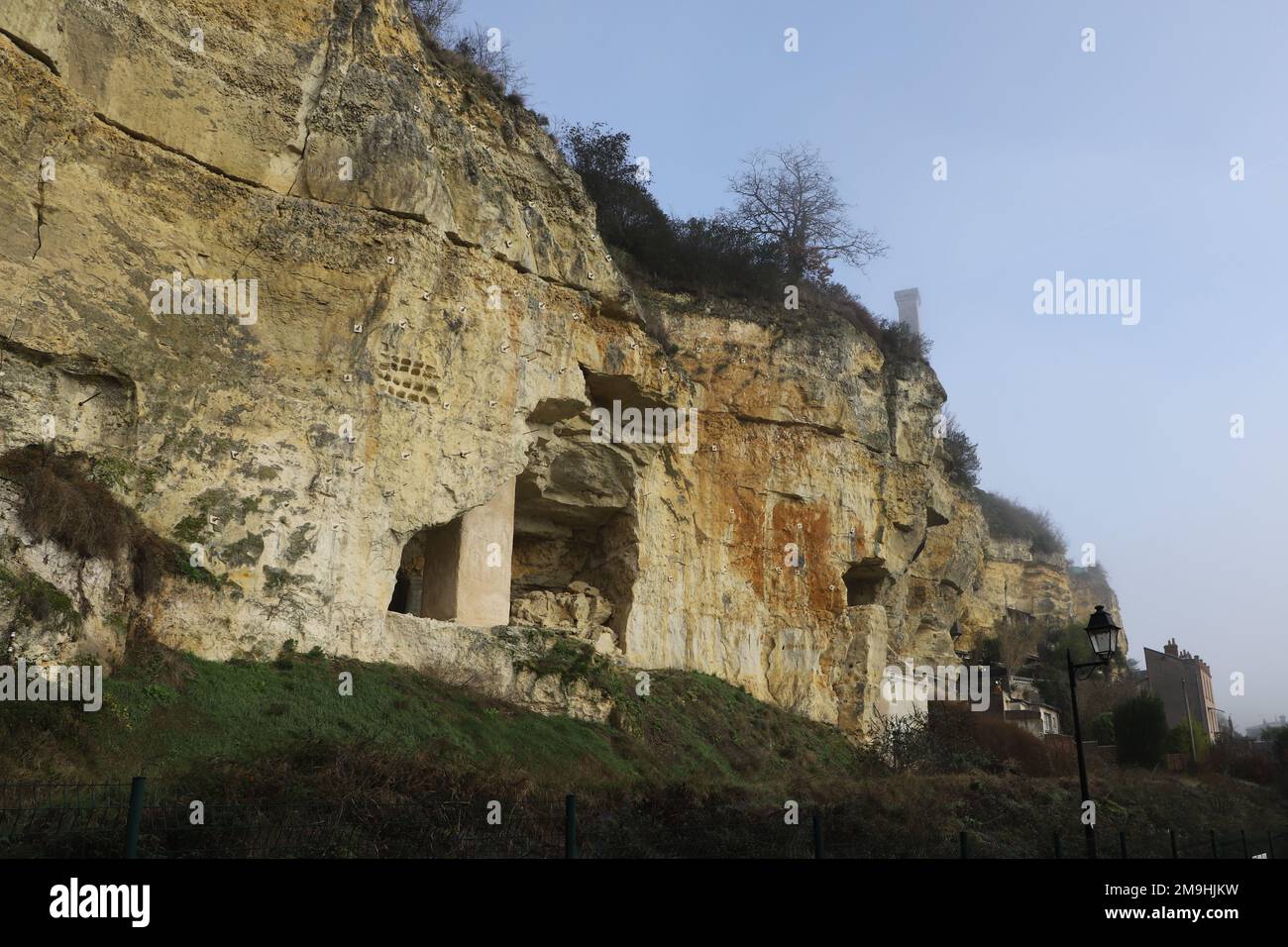 Site de rockfall en avril 2010 avec une colonne de soutien en béton Rochecorbon France janvier 2023 Banque D'Images