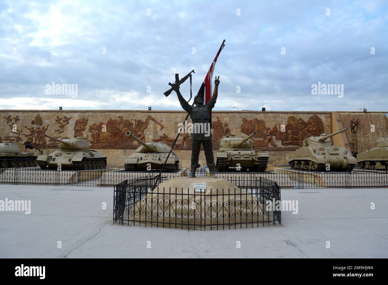 Le Caire, Egypte, 7 janvier 2023: Un soldat égyptien célébrant la victoire devant les chars 1973 guerre avec le drapeau égyptien de la nationale égyptienne militar Banque D'Images