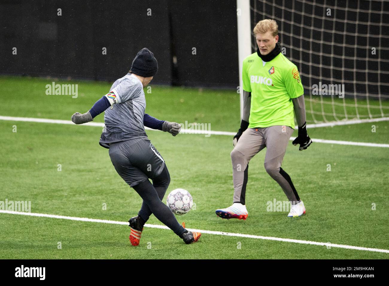 VELSEN-ZUID - Magnus Carlsen des Tata Steel Masters marque derrière la jambe debout lors d'un match de football contre Telstar, dans le cadre du tournoi d'échecs Tata Steel. ANP OLAF KRAAK Banque D'Images