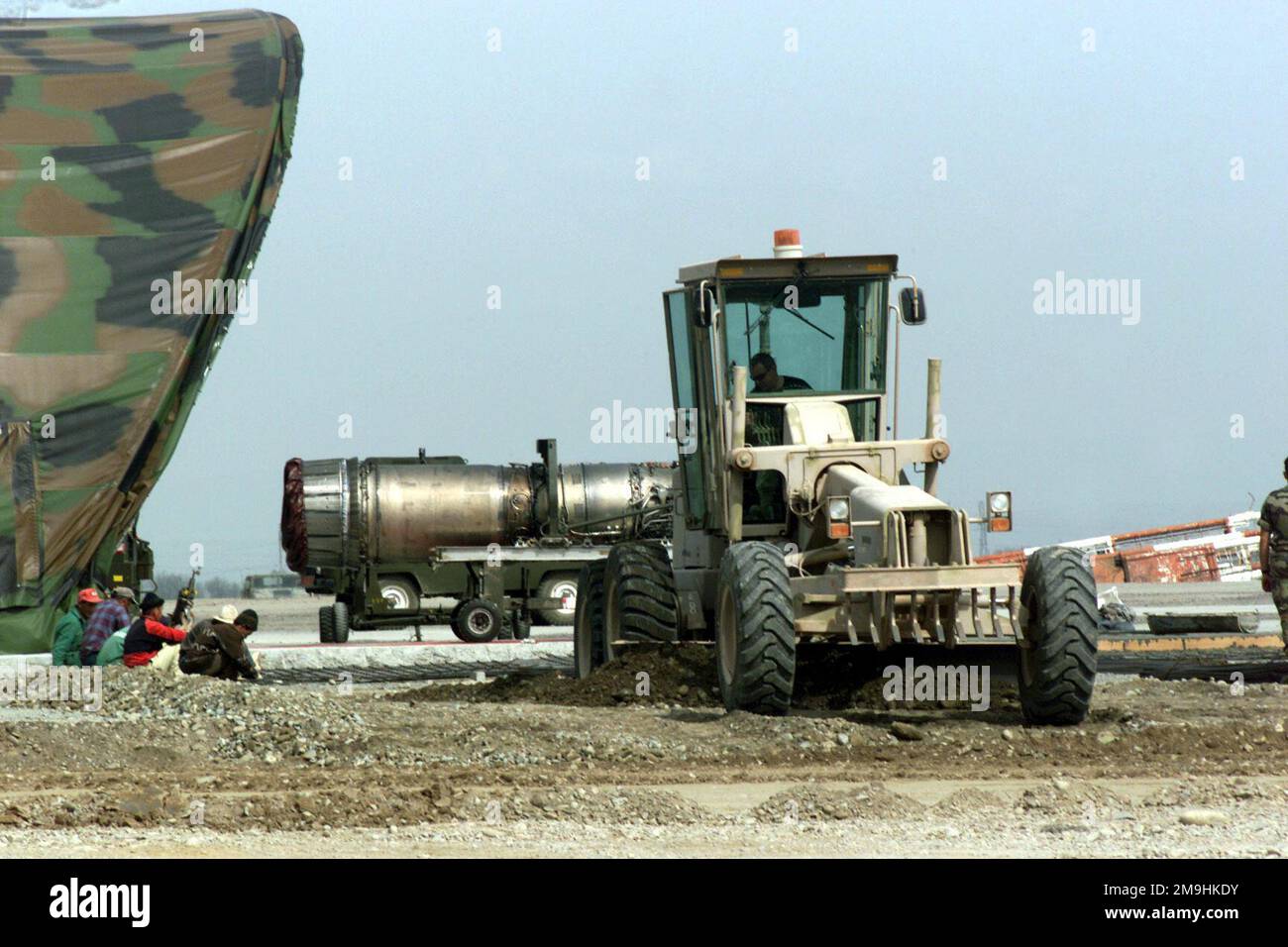 Un membre de l'escadre expéditionnaire aérienne (AEW) de 376th, Escadron de génie civil (ces), utilise un niveleur pour préparer une zone de construction d'un cintre d'avion à l'aéroport de Manas, à Bichkek (Kirghizistan), à l'appui de l'opération ENDURING FREEDOM. Objet opération/série : LIBERTÉ DURABLE base: Peter J. Ganci Jr. État de la base aérienne : oblast de Chuskaya pays : Kirghizistan (KGZ) scène Major Command illustré : CENTAF Banque D'Images