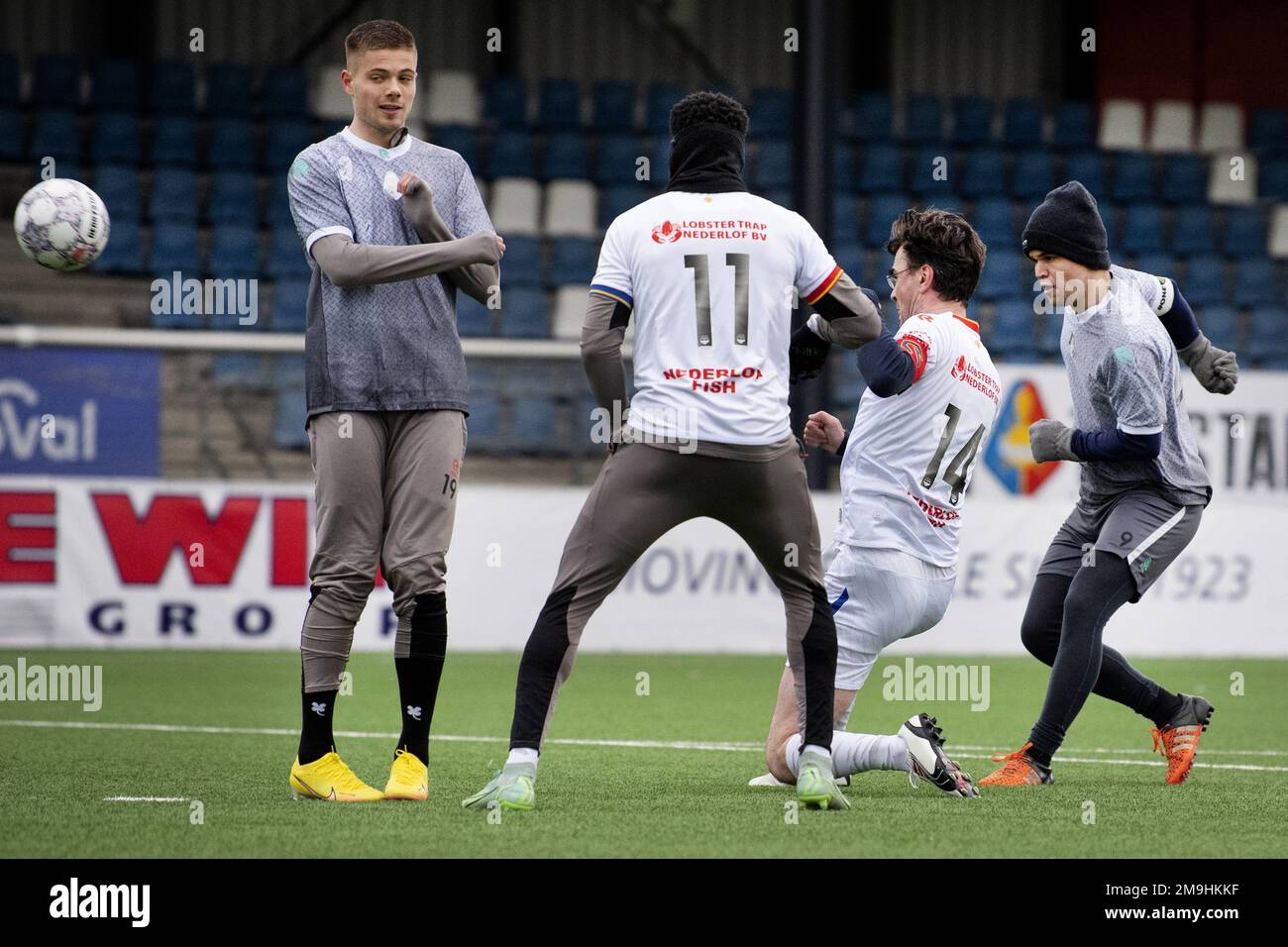 VELSEN-ZUID - Magnus Carlsen duels avec l'ancien joueur d'échecs Loek van Wely des Tata Steel Masters lors d'un match de football contre Telstar, dans le cadre du tournoi d'échecs Tata Steel. ANP OLAF KRAAK pays-bas - belgique sortie Banque D'Images