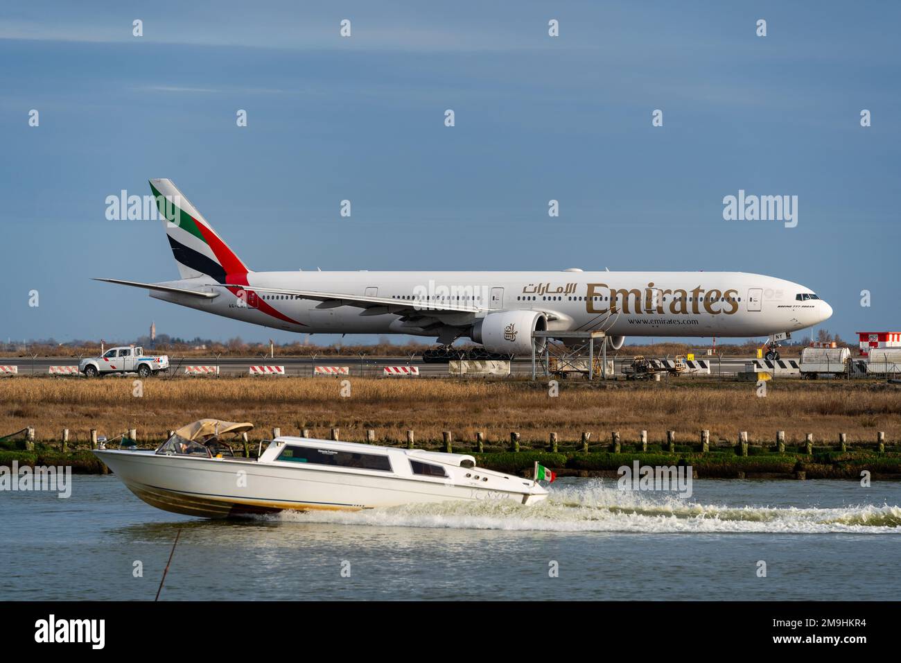 Venise, Italie - Mars 2022: Emirates aicraft à l'aéroport Marco Polo Banque D'Images